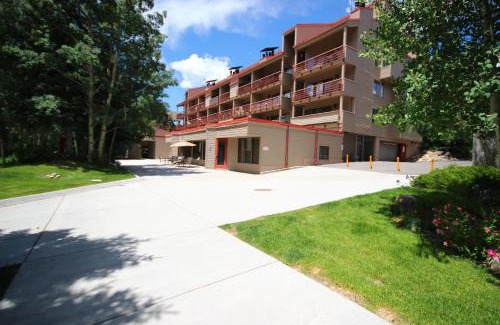 Mountain House House | Guest Rated 10/10: Ski Run 302 with Private Pool & Hot Tub