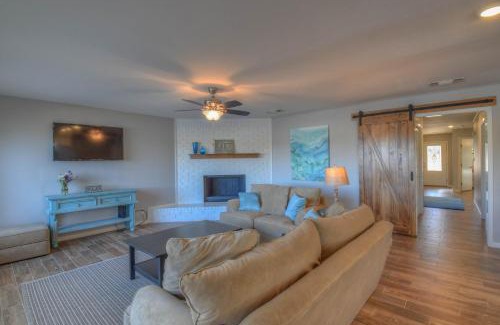 Kingsland House | Pet-Friendly Ski Shores: Perfect Family Getaway Awaits