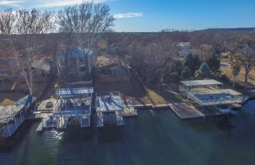 Kingsland House | Pet-Friendly Ski Shores: Perfect Family Getaway Awaits