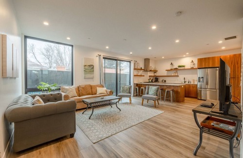Sugar House Villa | Modern Comfort: Fast Wifi & Ski Crew in Downtown Navien Nooks