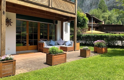 Lauterbrunnen Apartment | Modern Chalet Retreat near Staubbach Falls – 9.6 Rated!