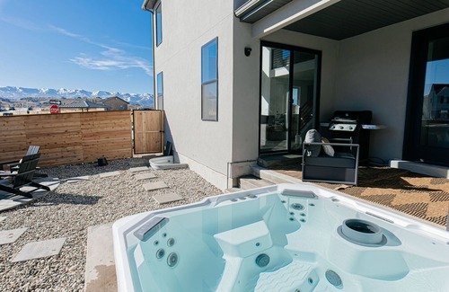 Park City Ski Chalet | Experience Ski&Tee Mountain Chalet: Hot Tub & Game Room Fun