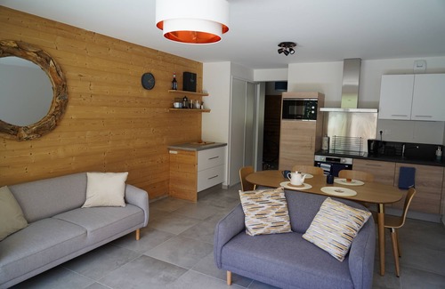 Oz Apartment | Guest Rated 9.8: Ski-in/Ski-out Stay at Skicycleoisans