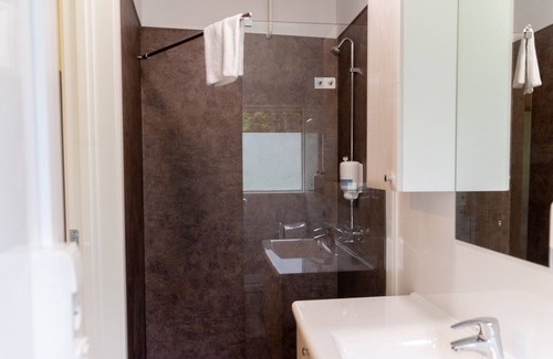 Mo-I-Rana Hotel | Cozy Skillevollen Motell: Family-Friendly with Breakfast Included
