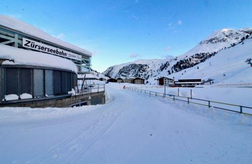 Zuers Apartment | Perfect Getaway at Skilounge Zürs Next to the Ski Lift