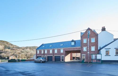 Skinningrove Apartment | Coastal Lookout 2-Bedroom Apartment: Family-Friendly Retreat