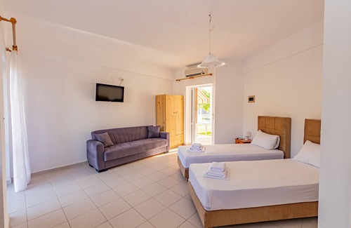 Nea Skioni Apartment | Kid-Friendly Getaway: Skioni Studio Triple Room with Terrace