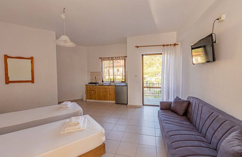 Nea Skioni Apartment | Kid-Friendly Getaway: Skioni Studio Triple Room with Terrace