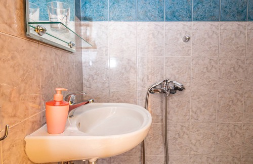 Nea Skioni Apartment | Kid-Friendly Getaway: Skioni Studio Triple Room with Terrace