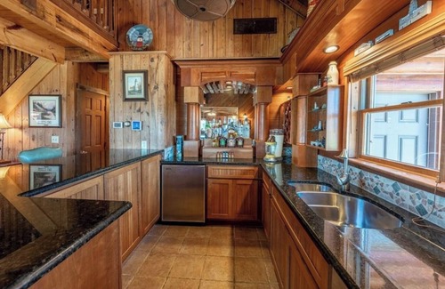 Put-in-Bay House | Lakefront Escape at Skipper’s Pine Haven - Perfect for Families