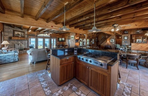 Put-in-Bay House | Lakefront Escape at Skipper’s Pine Haven - Perfect for Families