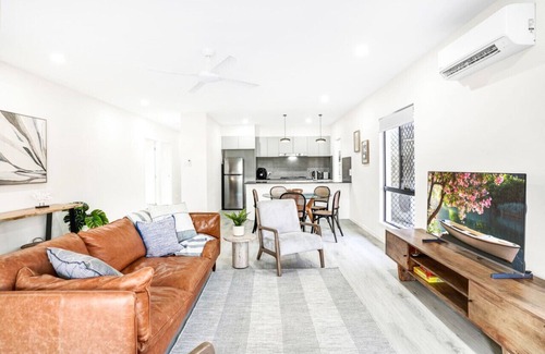 Trinity Beach House | Skippers Rest- Modern 5-Bedroom Coastal Retreat with Pool – Ideal for Families & Groups!