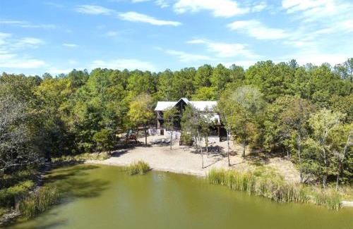 Hochatown Apartment | Indulge in Relaxation at Skippin Rocks with a Hot Tub