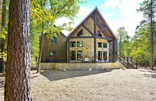 Hochatown Apartment | Indulge in Relaxation at Skippin Rocks with a Hot Tub