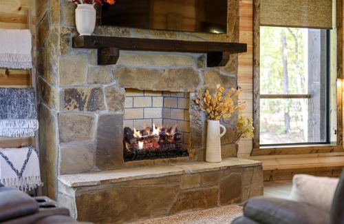 Hochatown Apartment | Indulge in Relaxation at Skippin Rocks with a Hot Tub
