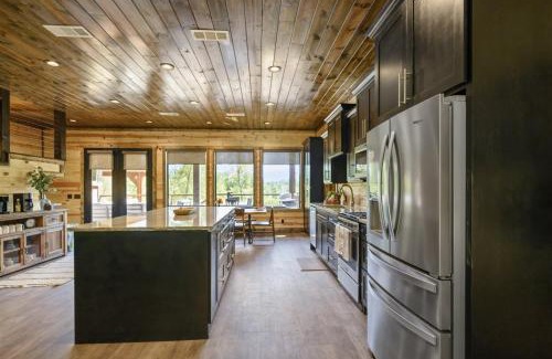 Hochatown Apartment | Indulge in Relaxation at Skippin Rocks with a Hot Tub
