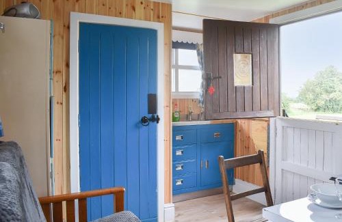Cononley House | Pet-Friendly Retreat at Skipton Shepherds Hut - Dales View