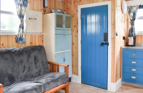 Cononley House | Pet-Friendly Retreat at Skipton Shepherds Hut - Dales View