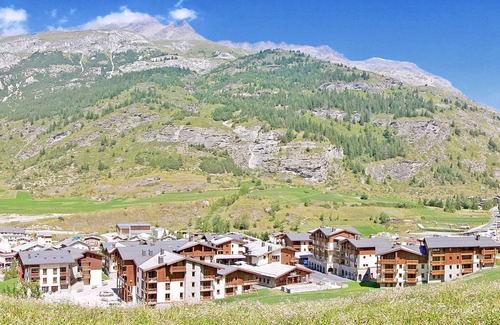 Lanslevillard Condo | Skis aux pieds | T4 + accès piscine, sauna