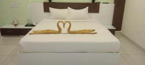 Periamet Hotel | Budget-Friendly Stay at SKM REGENCY with Breakfast Included