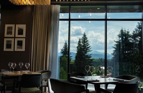 Yablunytsya Ski Chalet | SKOGUR Resort: Oceanfront Retreat with Stellar Guest Rating