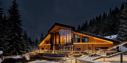 Yablunytsya Ski Chalet | SKOGUR Resort: Oceanfront Retreat with Stellar Guest Rating