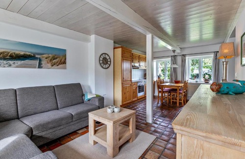 Alkersum House | Delightful Skriiwers Hüüs: Pet and Child Friendly Retreat