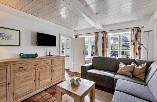 Alkersum House | Delightful Skriiwers Hüüs: Pet and Child Friendly Retreat