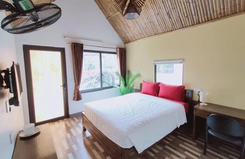 Ha Giang Hotel | Inviting Sky Bay Hà Giang: Family-Friendly with Pool & Breakfast