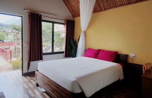 Ha Giang Hotel | Inviting Sky Bay Hà Giang: Family-Friendly with Pool & Breakfast