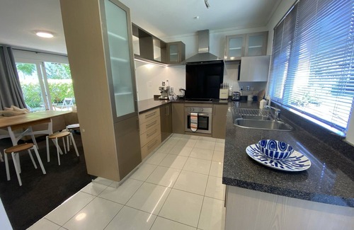 Takapuna Condo | Relaxing Sky Blue Blomfield Spa - Steps from Takapuna Beach!