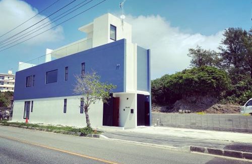 Yomitan Villa | Family-Friendly Sky Blue Villa沖縄 with Relaxing Hot Tub