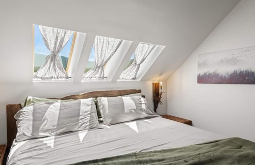 Townsend Hotel | Cozy King Bed Retreat with Native American Decor & Views