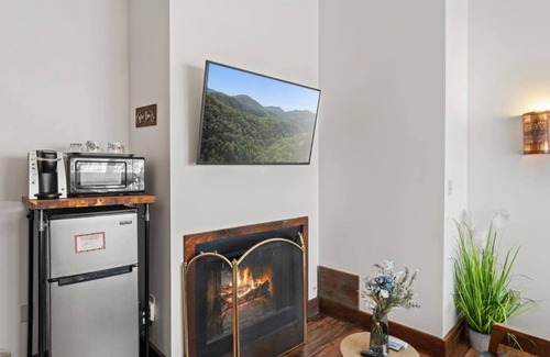 Townsend Hotel | Cozy King Bed Retreat with Native American Decor & Views