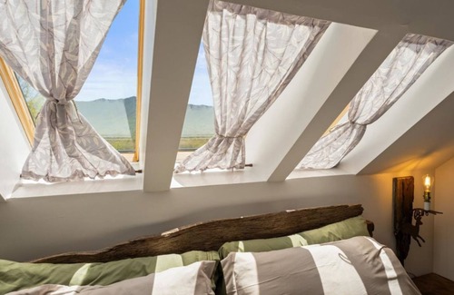 Townsend Hotel | Cozy King Bed Retreat with Native American Decor & Views