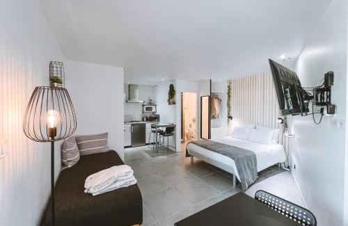 Laveyron House | Cozy SKY Appartement with Private Parking & Garden Access