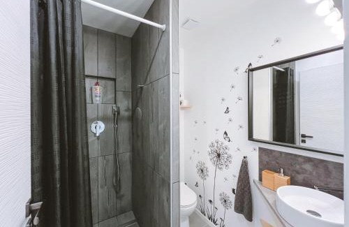 Laveyron House | Cozy SKY Appartement with Private Parking & Garden Access