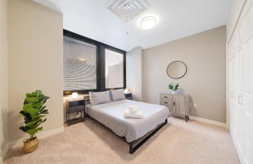 Downtown Pittsburgh Apartment | Sky High Retreat: Valet, Gym & Lounge for Ultimate Relaxation