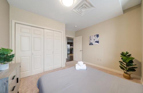 Downtown Pittsburgh Apartment | Sky High Retreat: Valet, Gym & Lounge for Ultimate Relaxation