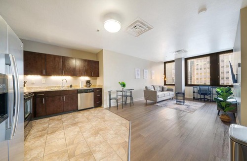 Downtown Pittsburgh Apartment | Sky High Retreat: Valet, Gym & Lounge for Ultimate Relaxation
