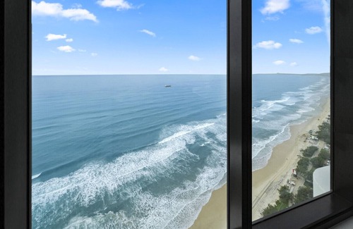 Surfers Paradise Apartment | Sky-High Suit with Ocean Views