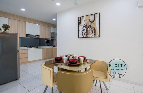 Bukit Indah Apartment | Sky Loft Bukit Indah: Cozy Homestay with Pool & Breakfast