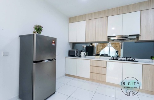 Bukit Indah Apartment | Sky Loft Bukit Indah: Cozy Homestay with Pool & Breakfast