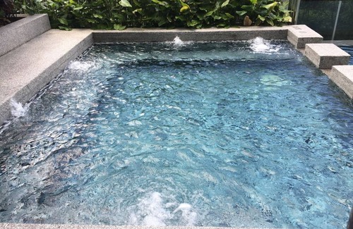 Bukit Indah Apartment | Sky Loft Bukit Indah: Cozy Homestay with Pool & Breakfast
