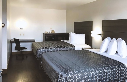 Arena District Hotel | Sky Palace Inn By Jasper Near AT & T Center - Standard 2 Queen Bed Non Smoking