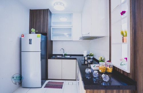 Setia Tropika Apartment | Relaxing Retreat at Sky Peak - Homestay with Pool & Breakfast