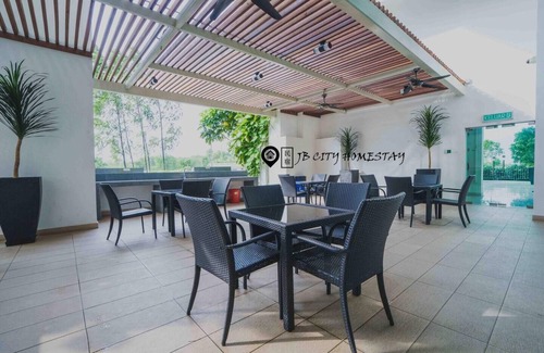 Setia Tropika Apartment | Relaxing Retreat at Sky Peak - Homestay with Pool & Breakfast