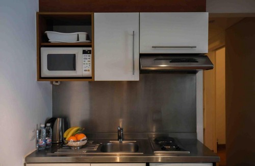 Hamra Apartment | Inviting Sky Suites: Oceanfront Retreat with Pool & Breakfast
