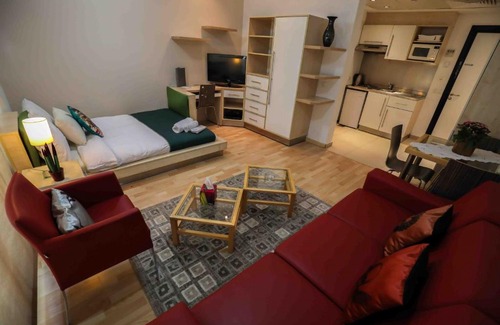 Hamra Apartment | Inviting Sky Suites: Oceanfront Retreat with Pool & Breakfast