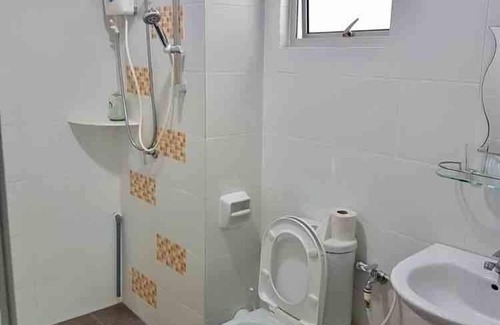 Bayan Baru Apartment | Discover Sky Vacation Home: Pool & Family-Friendly Retreat
